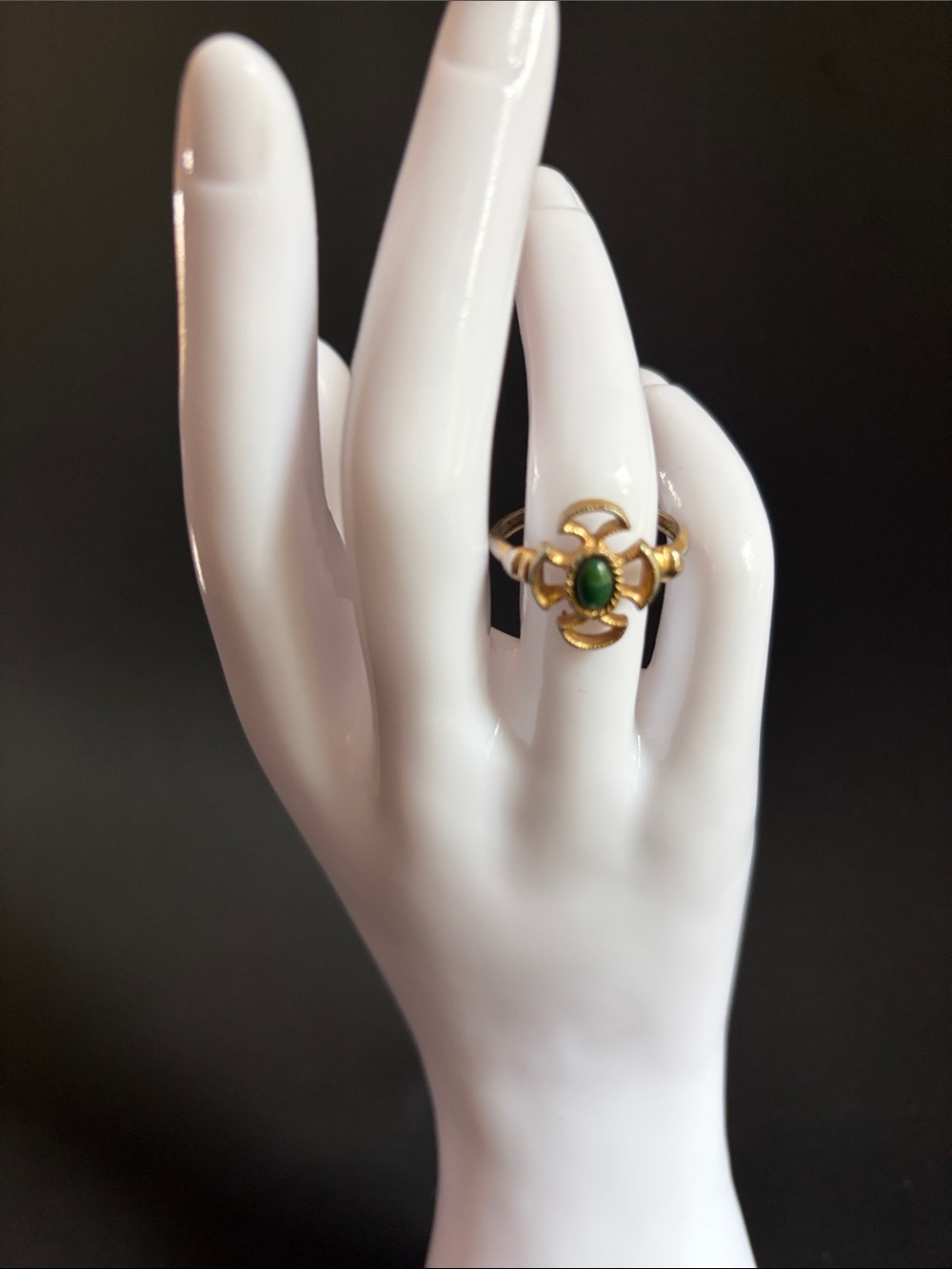 Vintage Avon 1973 baroness Gold-Tone Green Stone Ring